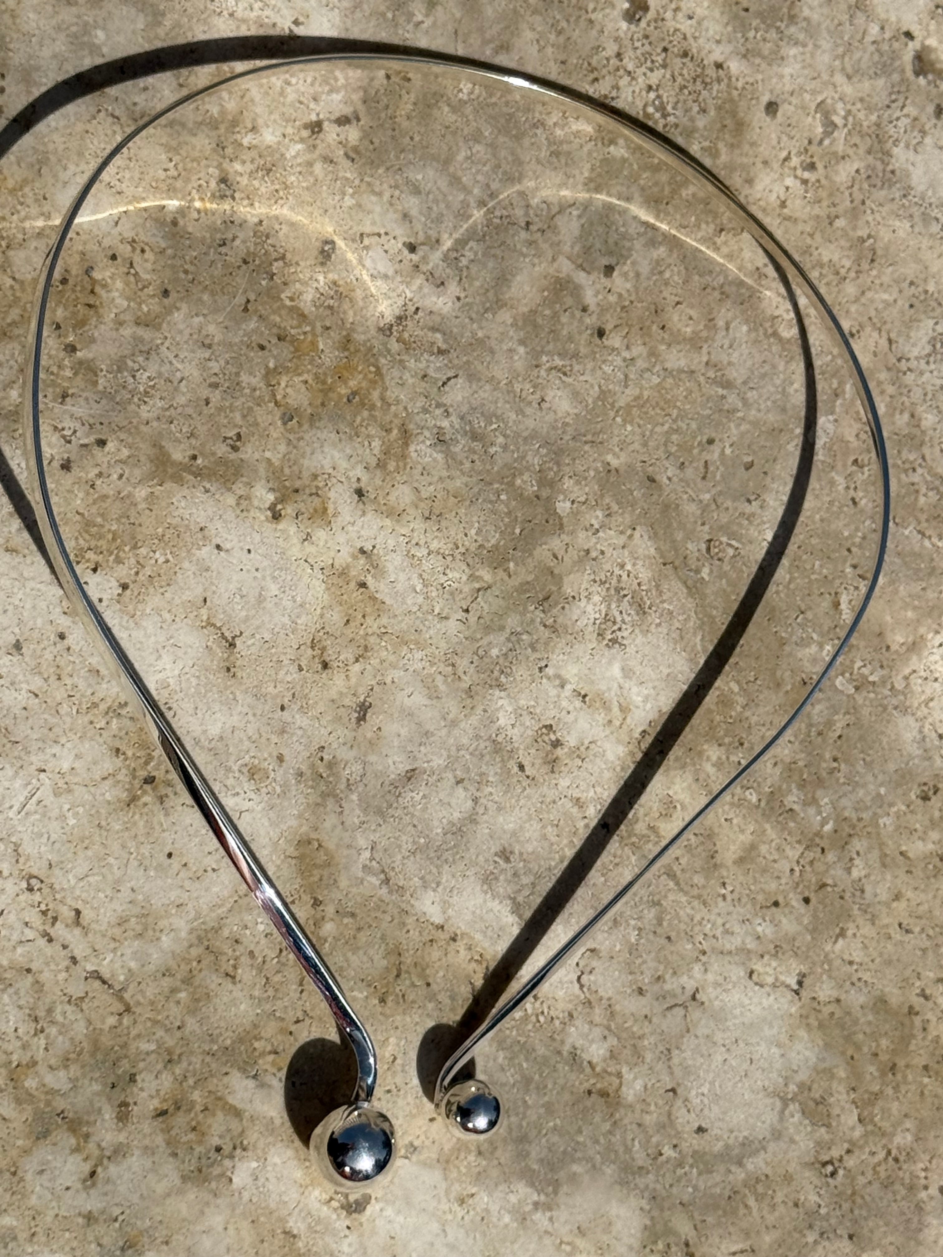 Minimalist Silver Torque Collar – Modern Statement Necklace