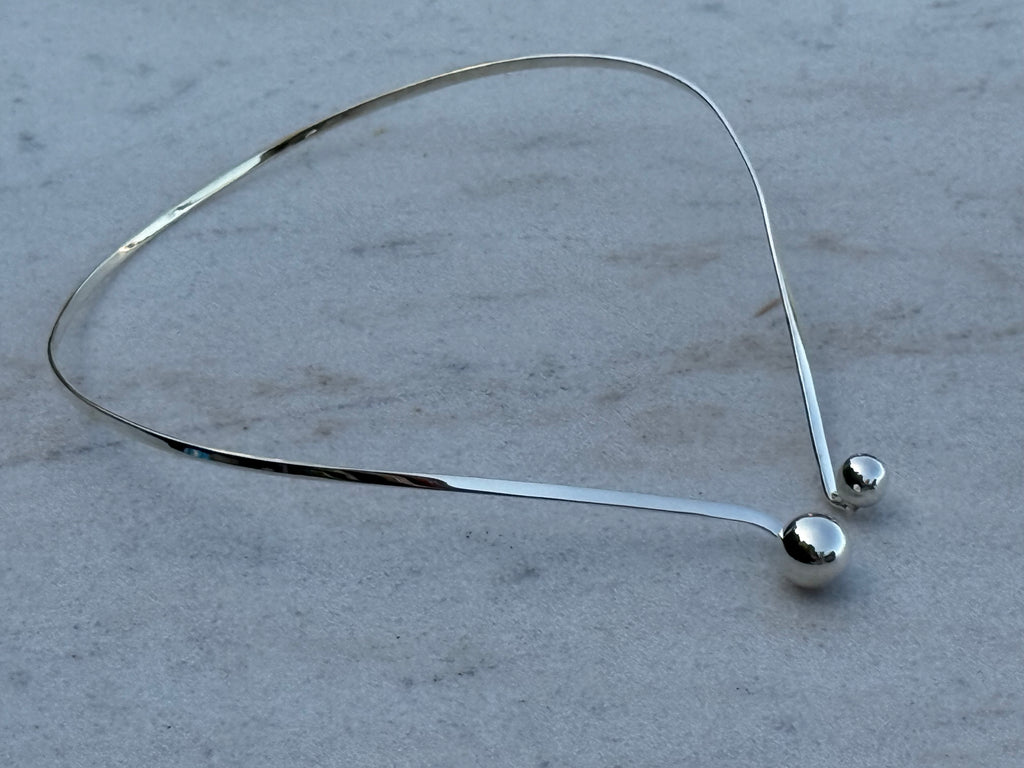 Minimalist Silver Torque Collar – Modern Statement Necklace