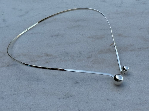 Minimalist Silver Torque Collar – Modern Statement Necklace